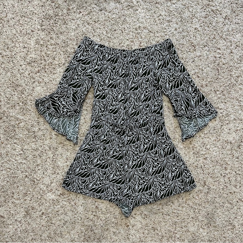 EXPRESS Women’s Green/White Leaf-Print, Off-Shoulder Romper w 3/4” Sleeves.